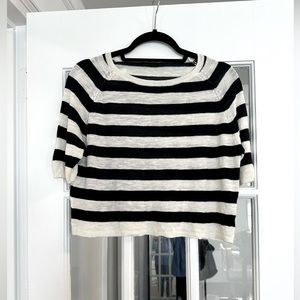 Short Sleeve Cropped Sweater. Black and White Striped.